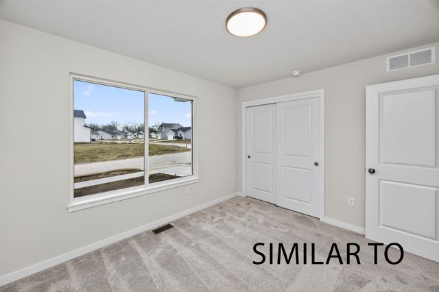 4275 Grover Woods Lane, Des Moines, IA 50317