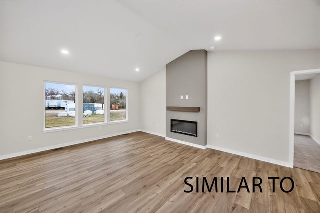 4275 Grover Woods Lane, Des Moines, IA 50317