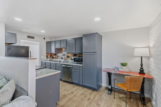 7041 E 42nd Street, Tucson, AZ 85730