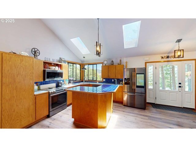 98393 E COUGAR Ln, Brookings, OR 97415