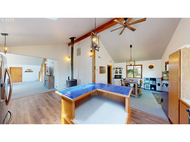 98393 E COUGAR Ln, Brookings, OR 97415