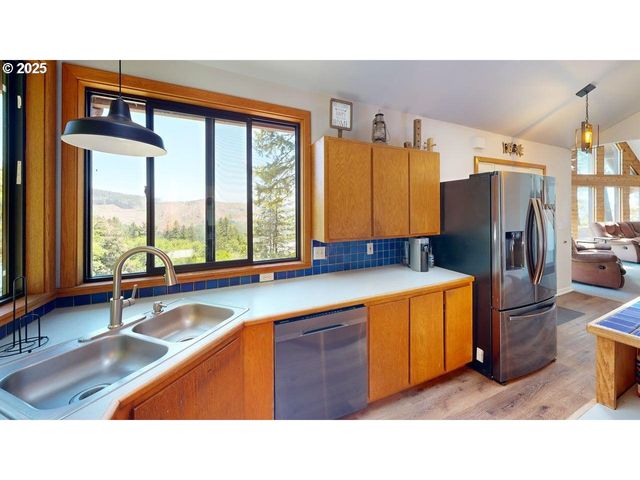 98393 E COUGAR Ln, Brookings, OR 97415