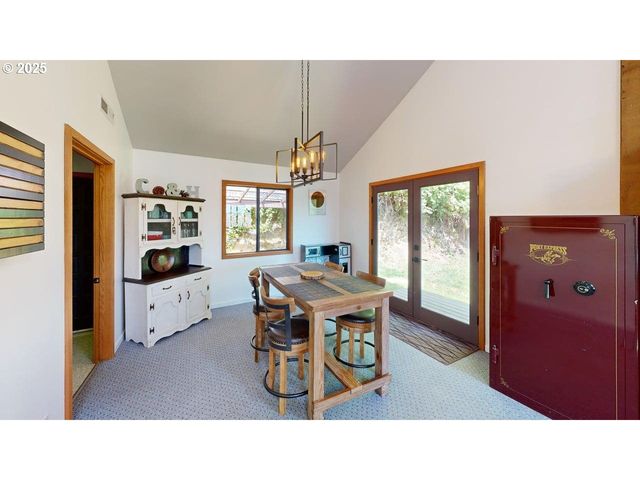 98393 E COUGAR Ln, Brookings, OR 97415