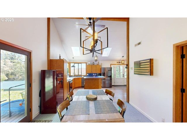 98393 E COUGAR Ln, Brookings, OR 97415