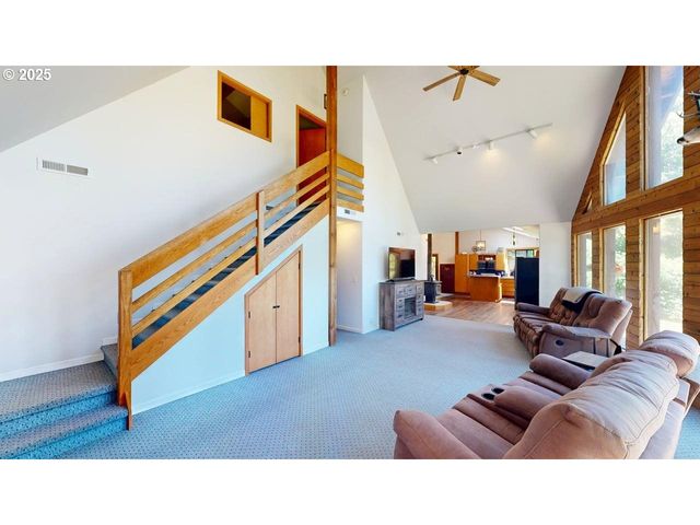 98393 E COUGAR Ln, Brookings, OR 97415
