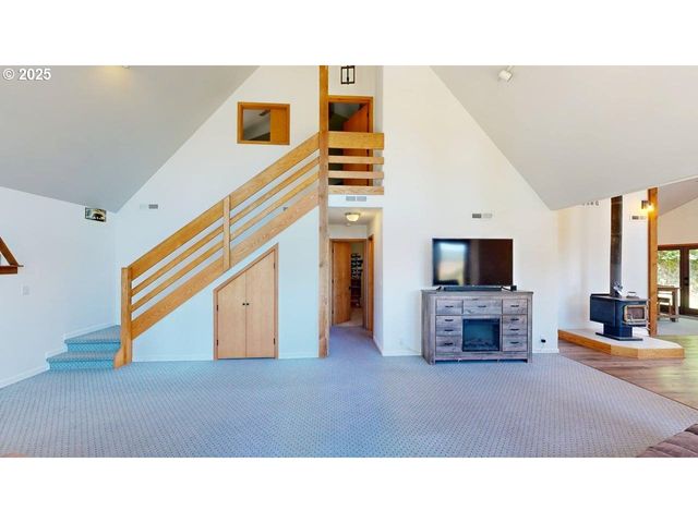 98393 E COUGAR Ln, Brookings, OR 97415