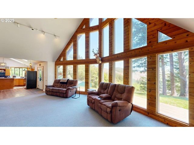 98393 E COUGAR Ln, Brookings, OR 97415