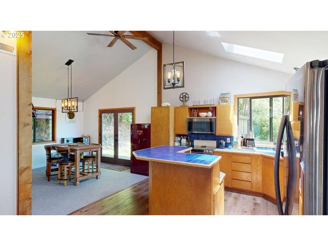 98393 E COUGAR Ln, Brookings, OR 97415