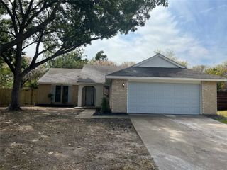 905 Camino Court, Grand Prairie, TX 75052