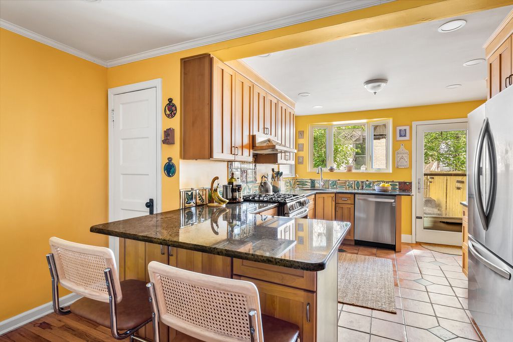 16 TEMPLE Court, New York City, NY 11218