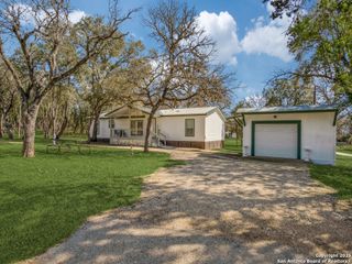 402 GALVESTON ST, Bandera, TX 78003
