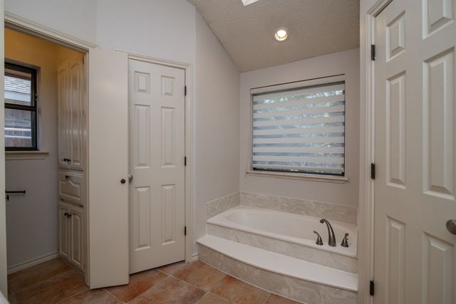 618 Stone Canyon Drive, Irving, TX 75063