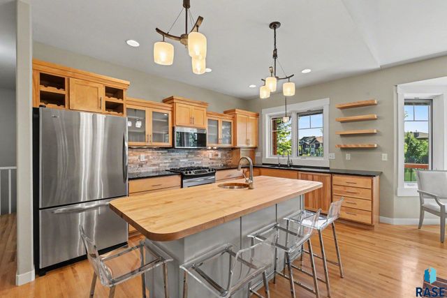 609 W Garden Pl Place, Sioux Falls, SD 57108