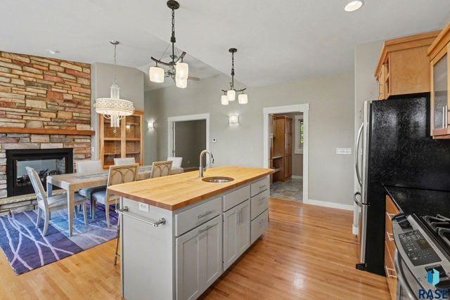 609 W Garden Pl Place, Sioux Falls, SD 57108