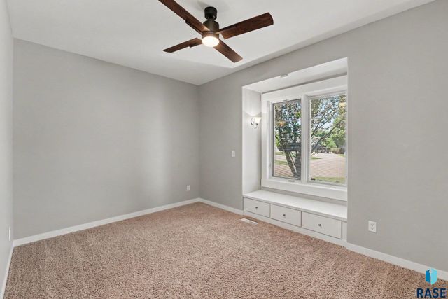 609 W Garden Pl Place, Sioux Falls, SD 57108