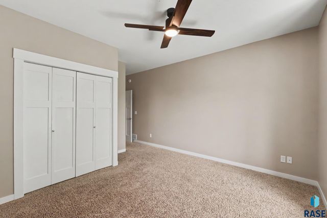 609 W Garden Pl Place, Sioux Falls, SD 57108