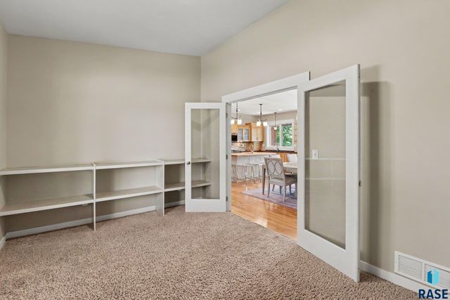 609 W Garden Pl Place, Sioux Falls, SD 57108