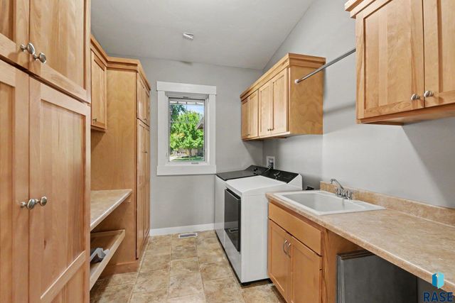 609 W Garden Pl Place, Sioux Falls, SD 57108
