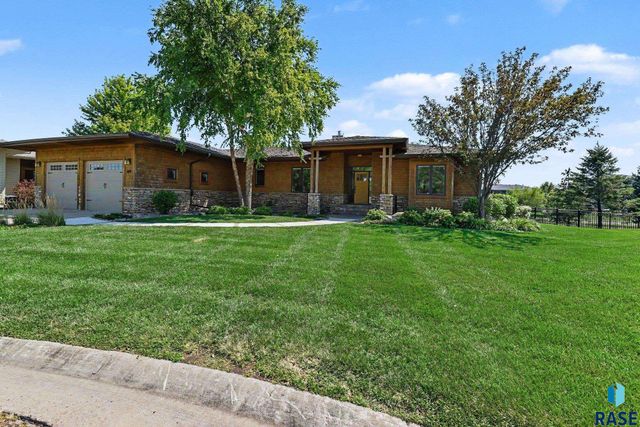 609 W Garden Pl Place, Sioux Falls, SD 57108
