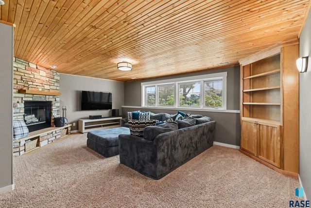 609 W Garden Pl Place, Sioux Falls, SD 57108