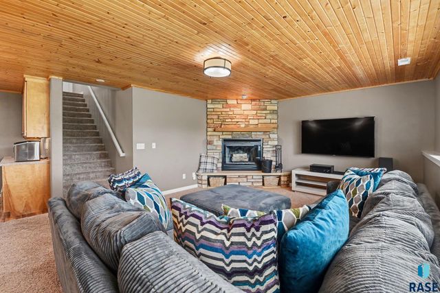 609 W Garden Pl Place, Sioux Falls, SD 57108
