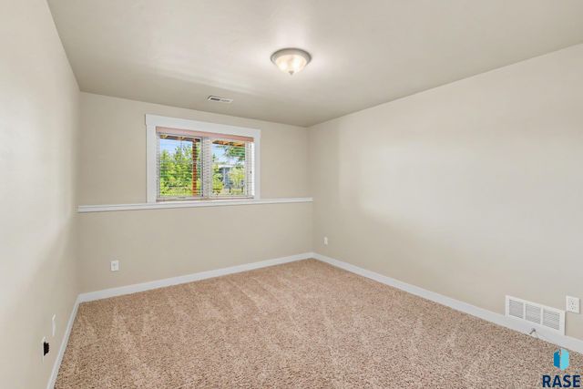 609 W Garden Pl Place, Sioux Falls, SD 57108