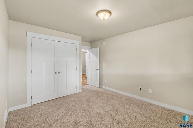 609 W Garden Pl Place, Sioux Falls, SD 57108