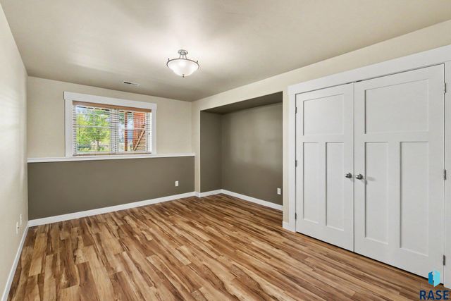 609 W Garden Pl Place, Sioux Falls, SD 57108