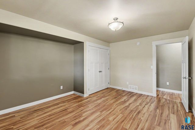 609 W Garden Pl Place, Sioux Falls, SD 57108