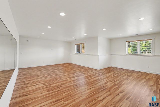 609 W Garden Pl Place, Sioux Falls, SD 57108