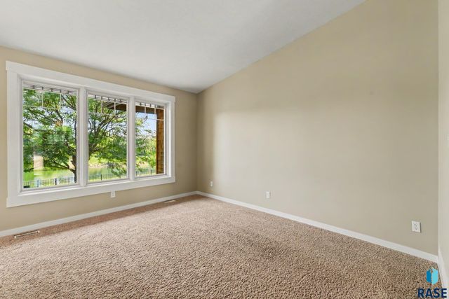 609 W Garden Pl Place, Sioux Falls, SD 57108
