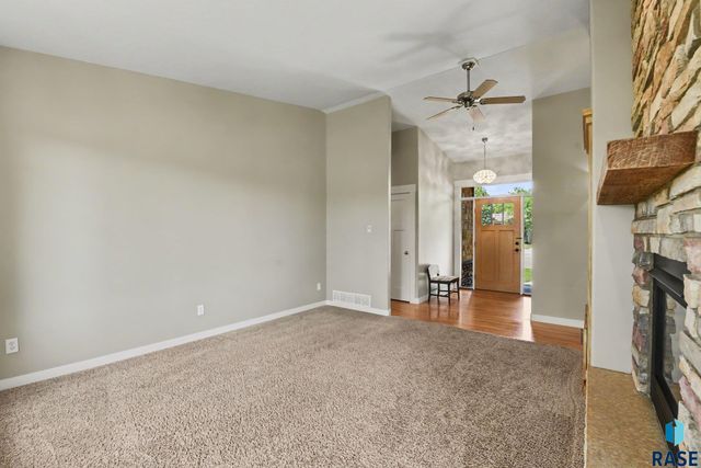 609 W Garden Pl Place, Sioux Falls, SD 57108