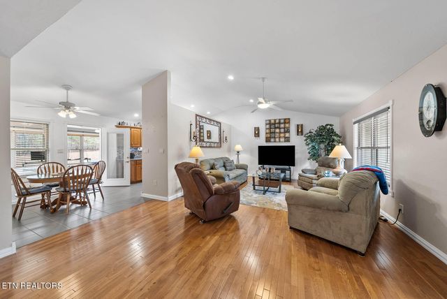 232 Grassland Rd, Crossville, TN 38572