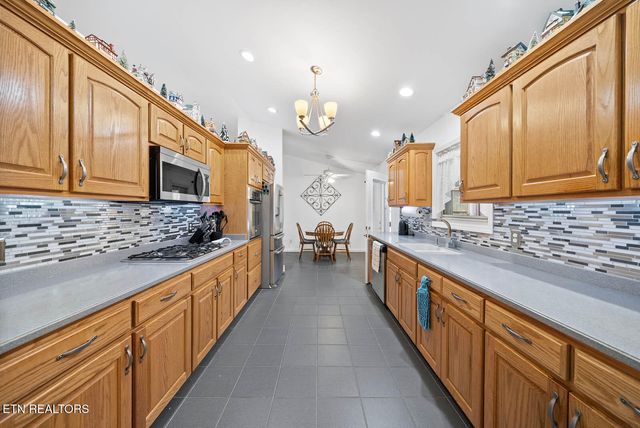 232 Grassland Rd, Crossville, TN 38572