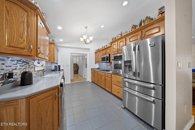 232 Grassland Rd, Crossville, TN 38572