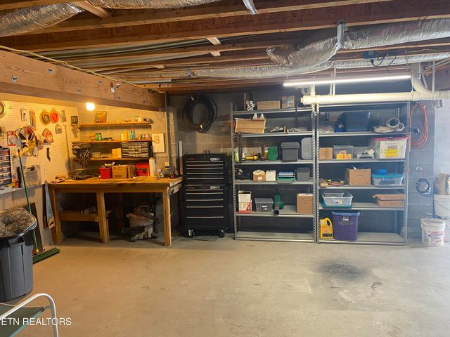 232 Grassland Rd, Crossville, TN 38572