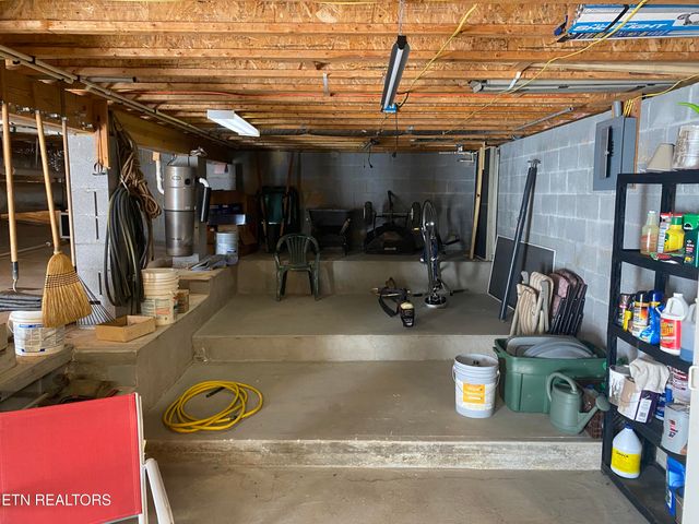 232 Grassland Rd, Crossville, TN 38572