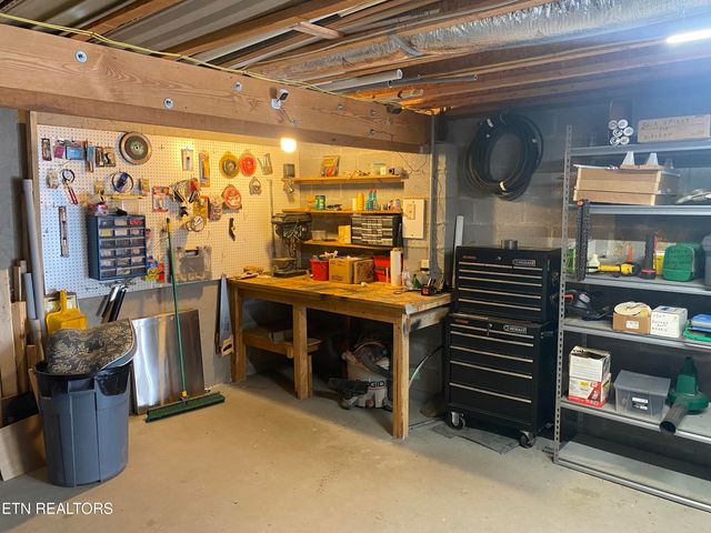 232 Grassland Rd, Crossville, TN 38572