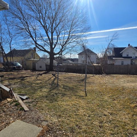 807 W Pleasant Street, Freeport, IL 61032