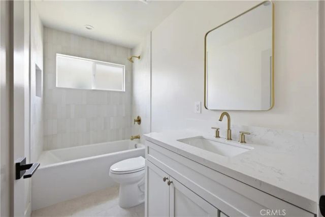 2032 88th Street, Los Angeles, CA 90047