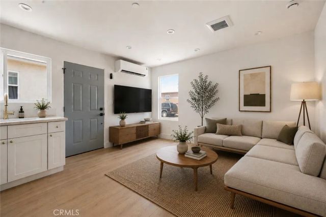 2032 88th Street, Los Angeles, CA 90047