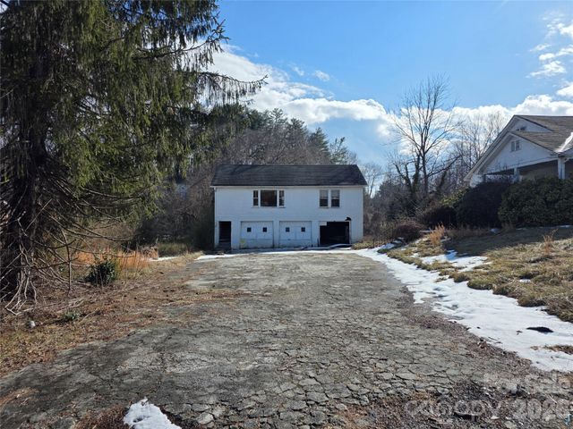 522 1st Avenue W, Hendersonville, NC 28739