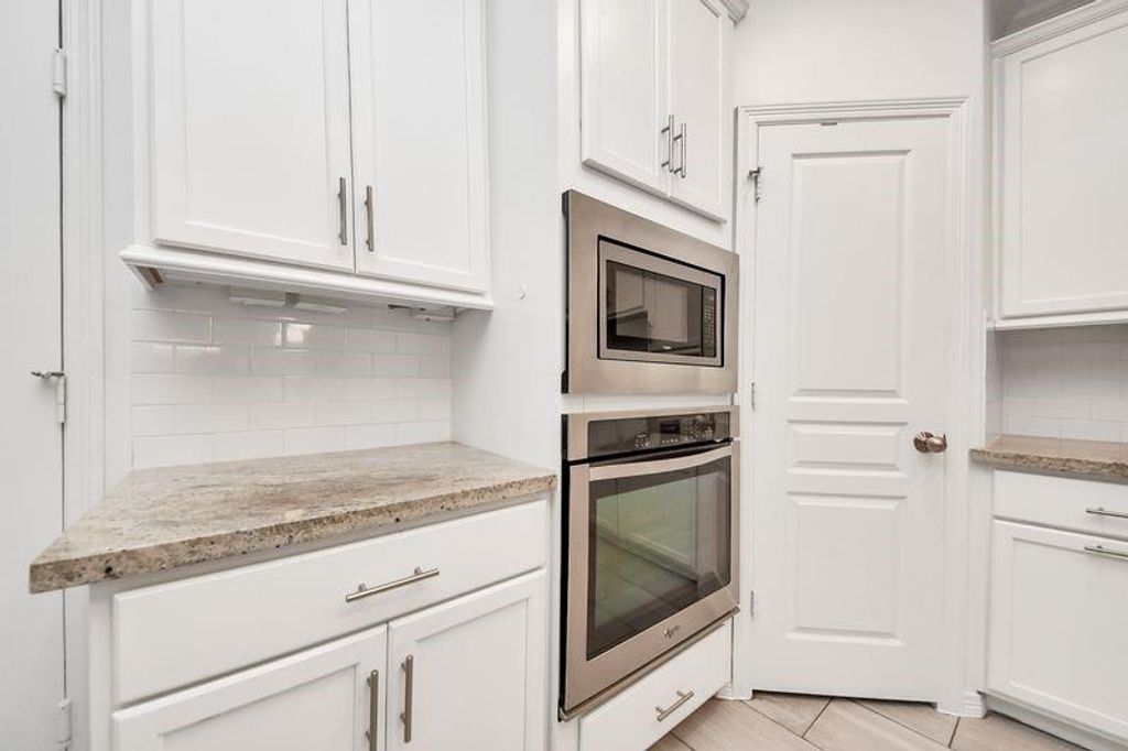 Image 12 of property listing at 4222 Drake Street, Houston, TX 77005