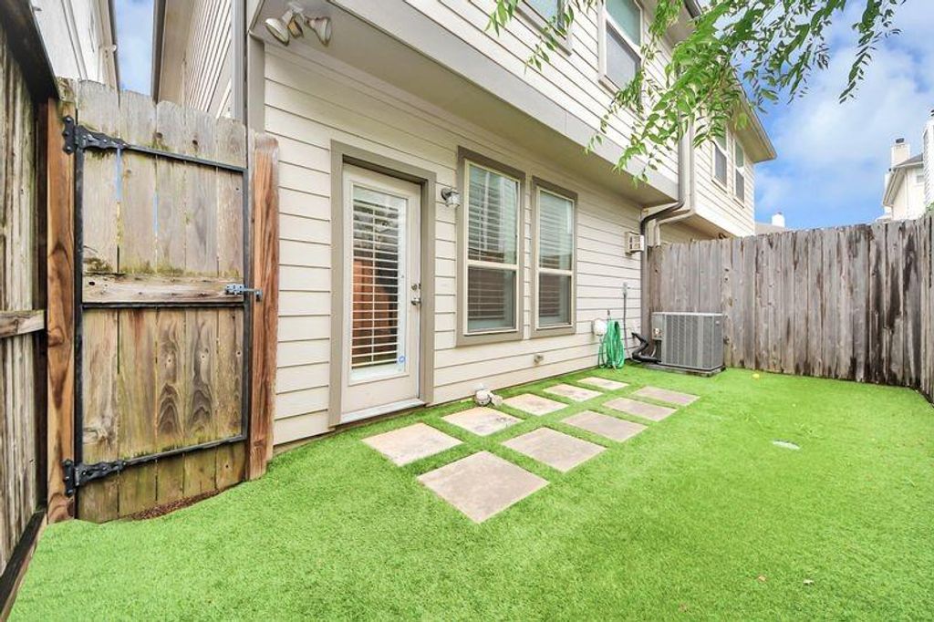 Image 27 of property listing at 4222 Drake Street, Houston, TX 77005