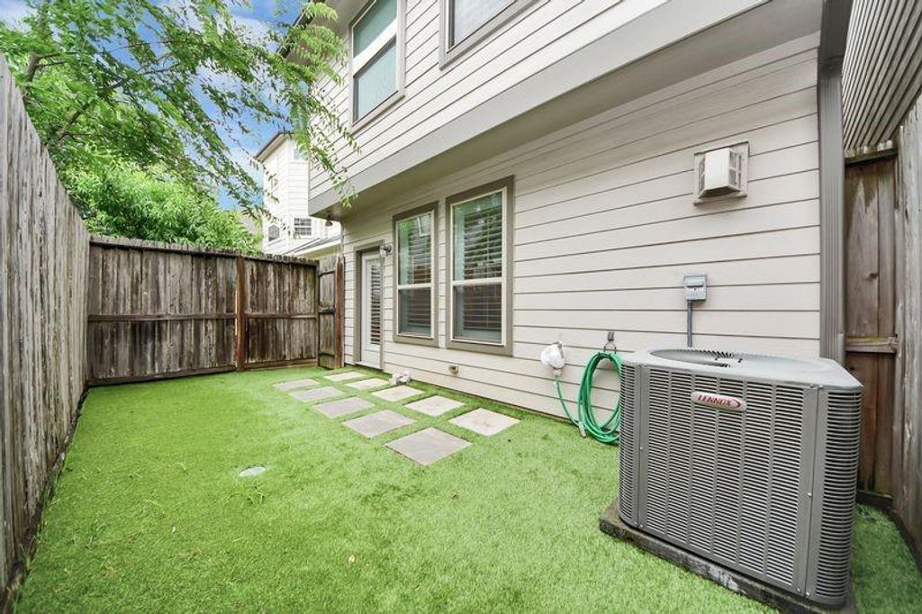 Image 28 of property listing at 4222 Drake Street, Houston, TX 77005