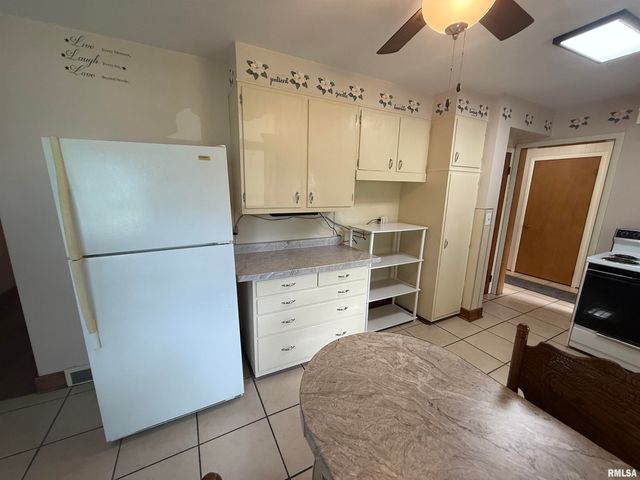 130 E MAPLE Street, Roseville, IL 61473