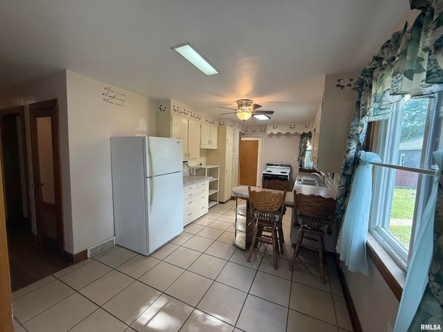 130 E MAPLE Street, Roseville, IL 61473