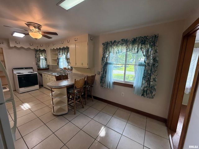 130 E MAPLE Street, Roseville, IL 61473