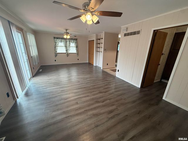 130 E MAPLE Street, Roseville, IL 61473