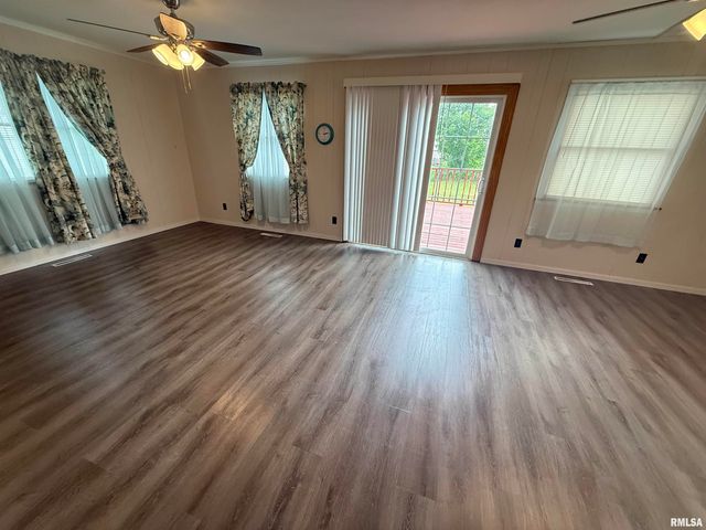 130 E MAPLE Street, Roseville, IL 61473